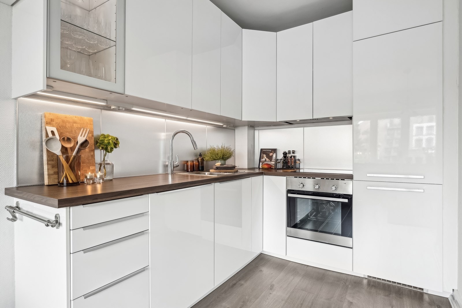 Stilrent og velutstyrt IKEA-kjøkken fra 2013, som fremstår sømløst og moderne med integrerte hvitevarer Galleribilde