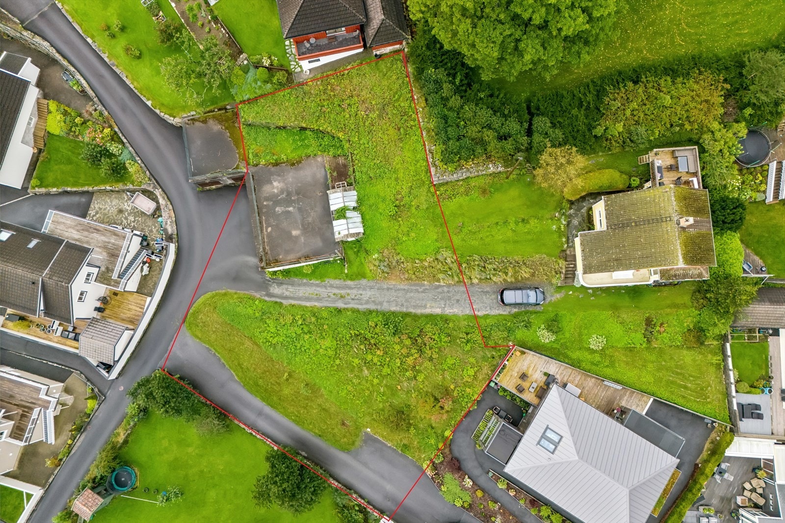 Selveiet tomt som er på ca 1.094 kvm. Røde linjer viser ca. tomte grense. Noe avvik på areal og grenselinjer må påregnes. Se matrikkel kart i prospektet. Galleribilde