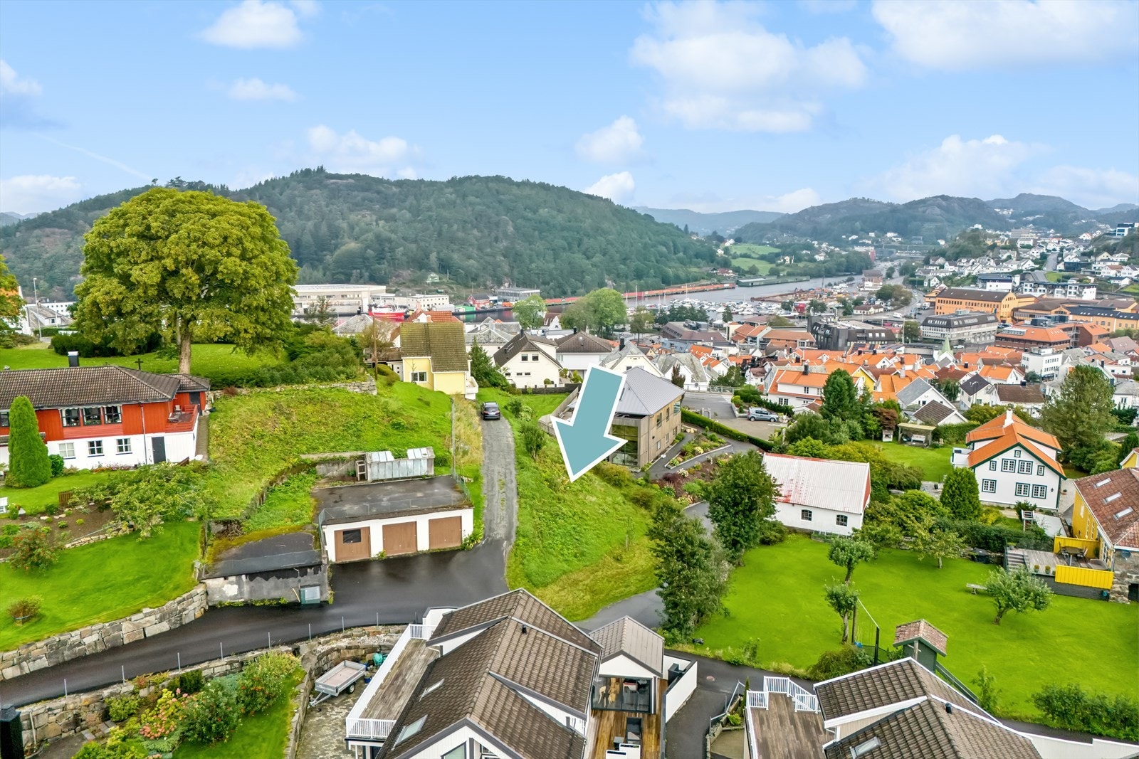 Velkommen til Aarstadgaten! Vi har for salg en råtomt som ligger midt i "smørøyet" mellom Husabø og sentrum. Galleribilde