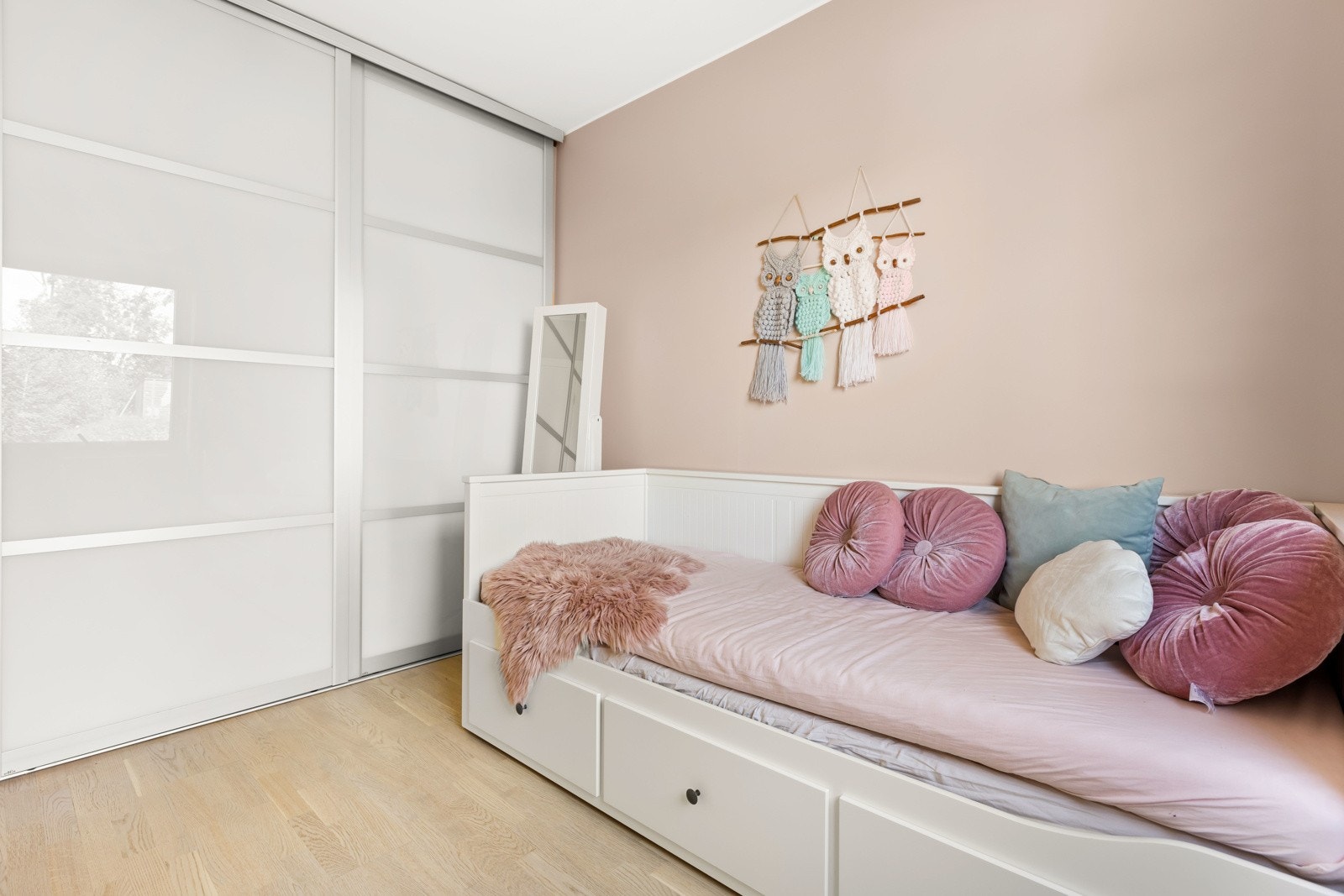 Soverommet er innredet med et praktisk garderobeskap. Galleribilde