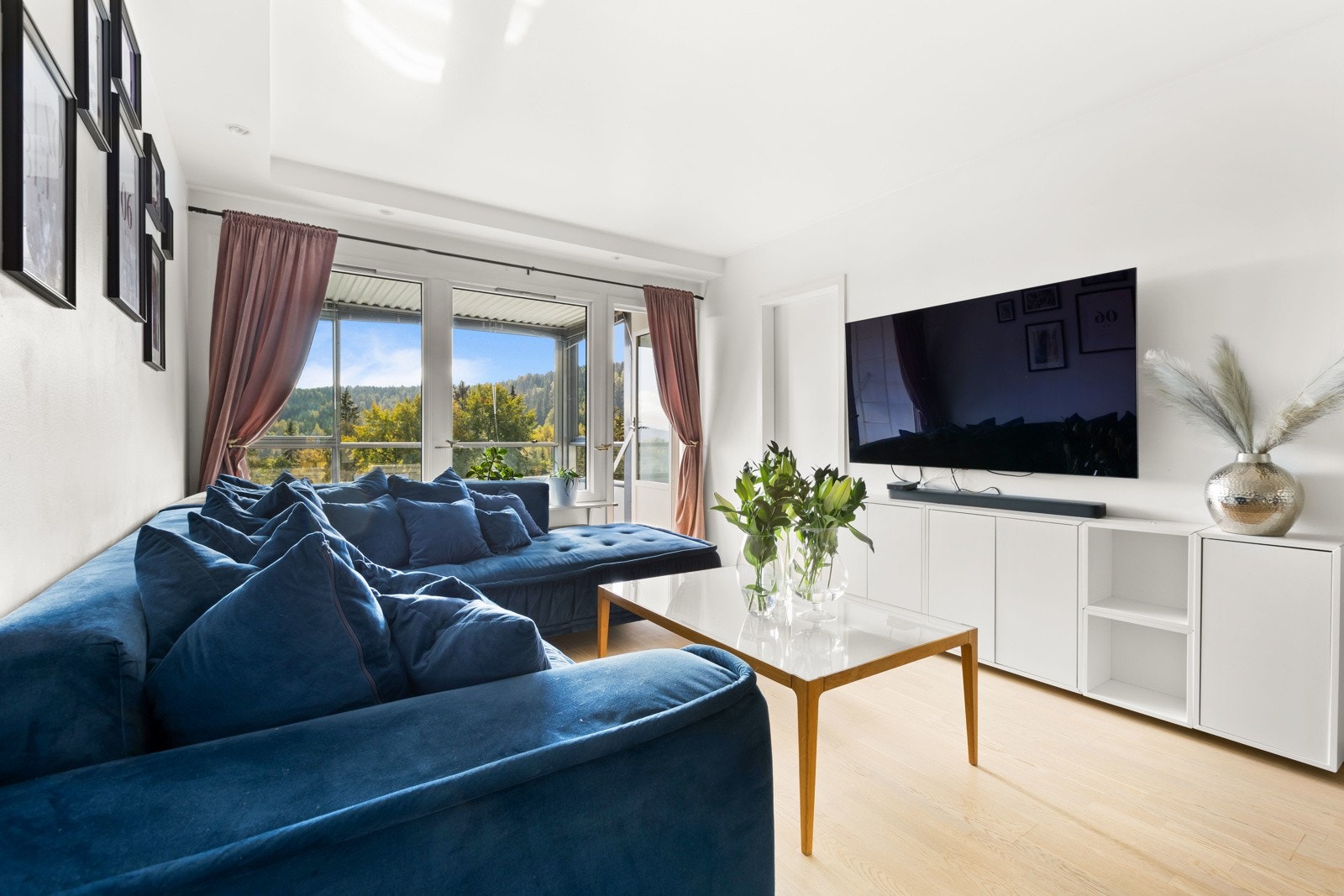 Stuen er av fin størrelse. Galleribilde