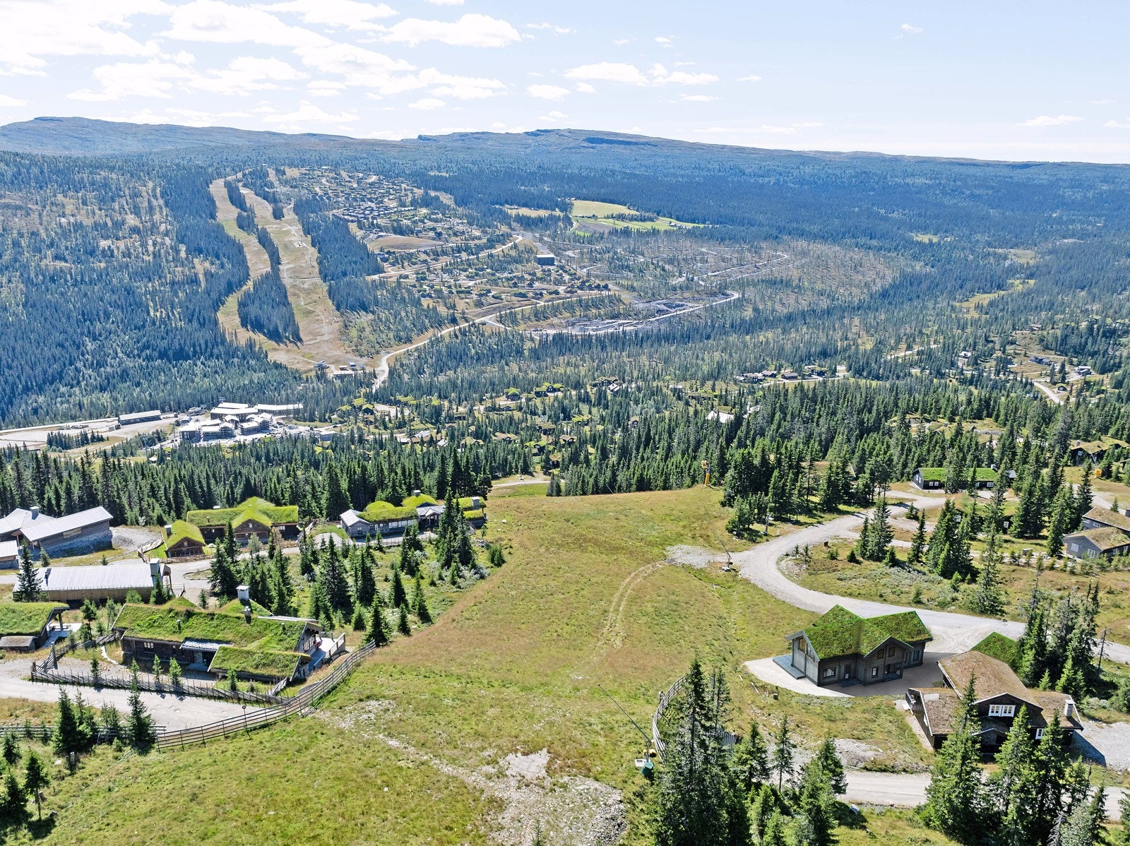 Illustrasjon av hytta som viser en flott beliggenhet inntil bakken Galleribilde