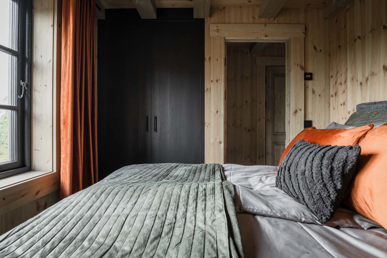 1 etg sov 2 Illustrasjon fra tilsvarende ferdigstilt hytte Galleribilde