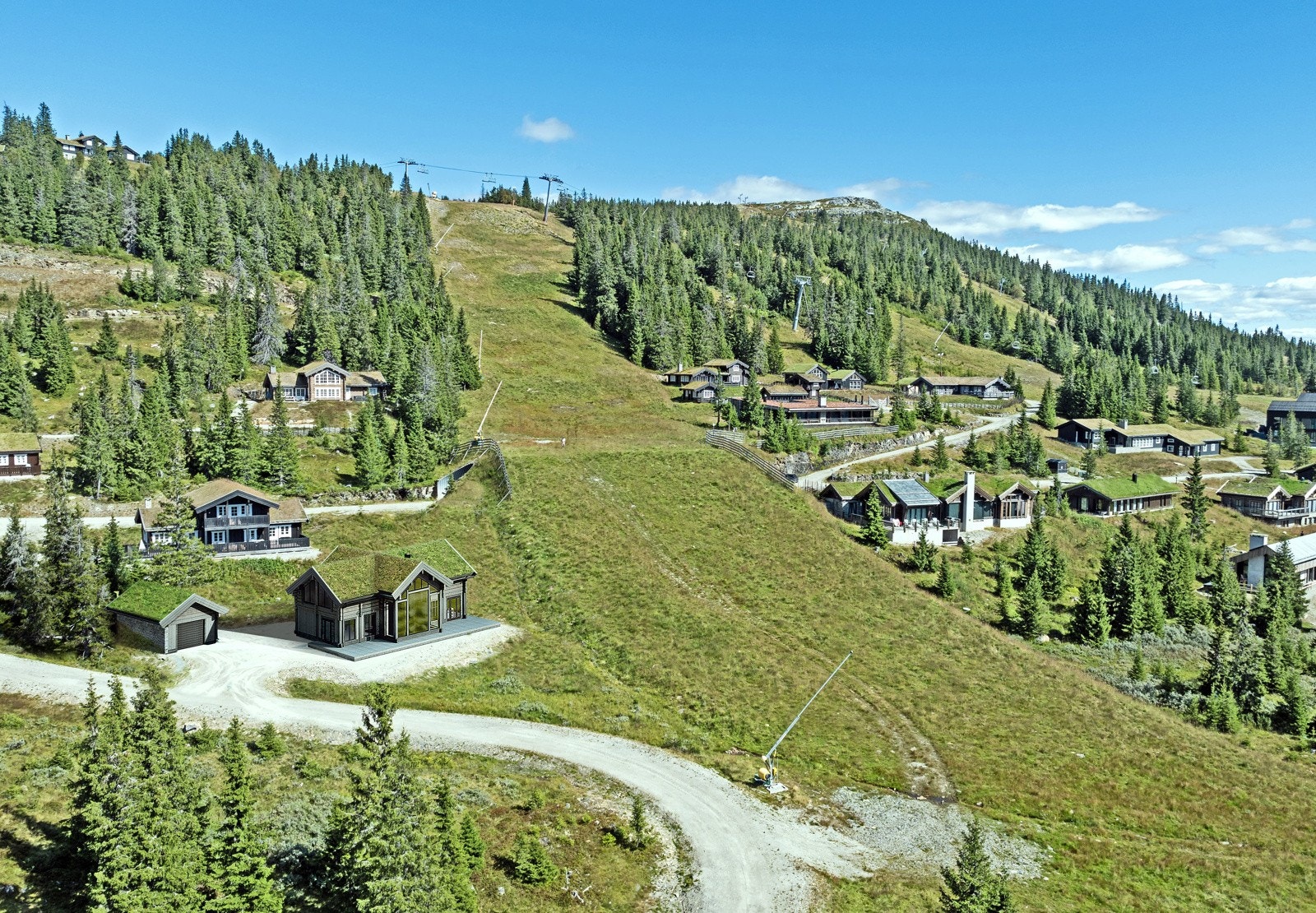 Illustrasjon av hytta som viser en flott beliggenhet inntil bakken. Galleribilde