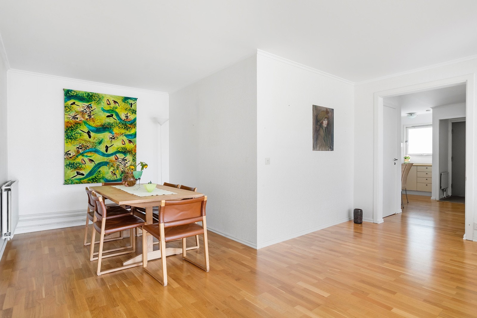 Innerst i stuen er det god plass for spisestue, og her er det også en romslig innerbod Galleribilde