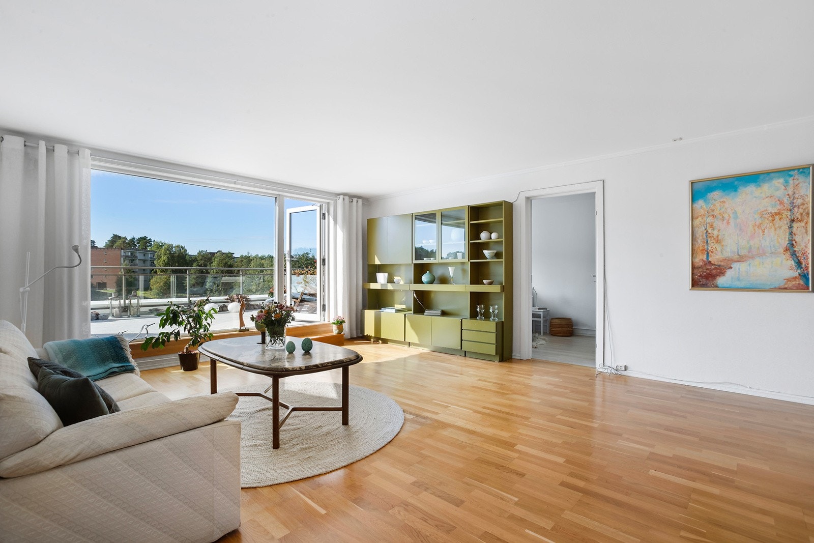 Store vinduer i stuen slipper inn godt med lys Galleribilde