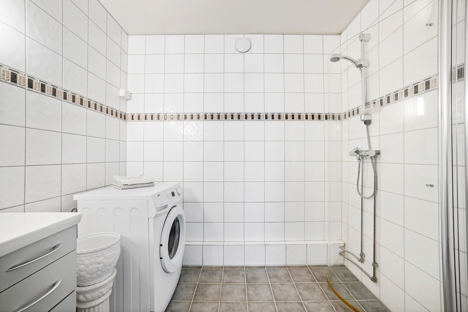 Bad med dusj og opplegg for vaskemaskin/tørketrommel Galleribilde