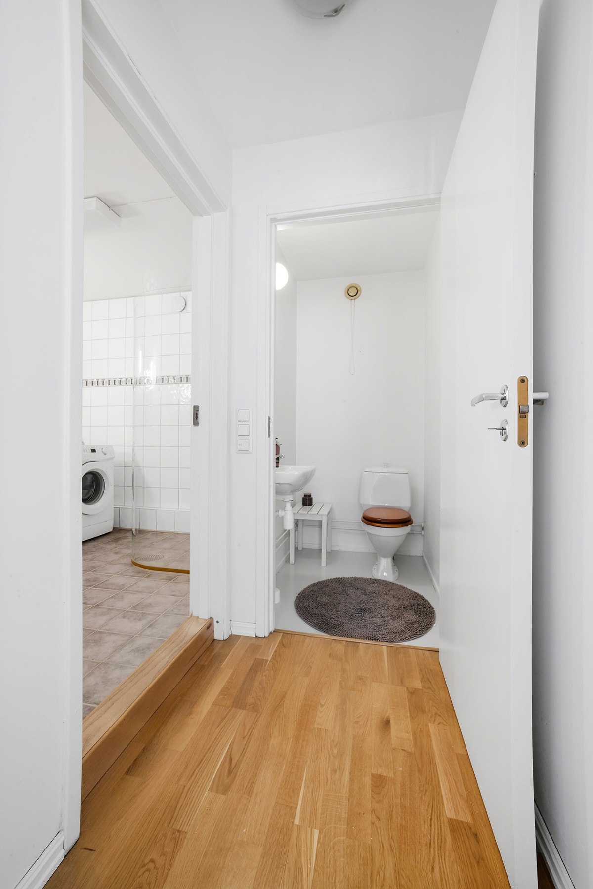 Det er separat toalett og bad i leiligheten med en liten mellomgang Galleribilde