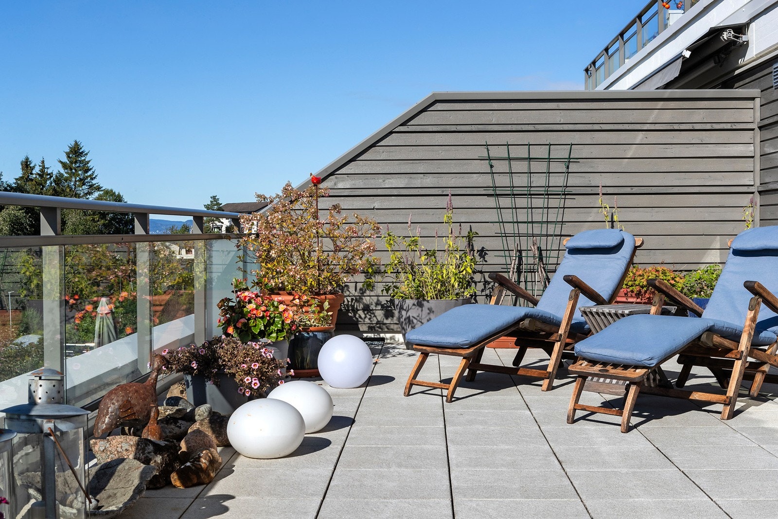 Hele 46 kvm terrasse gir masse plass til både beplanting og møbler Galleribilde