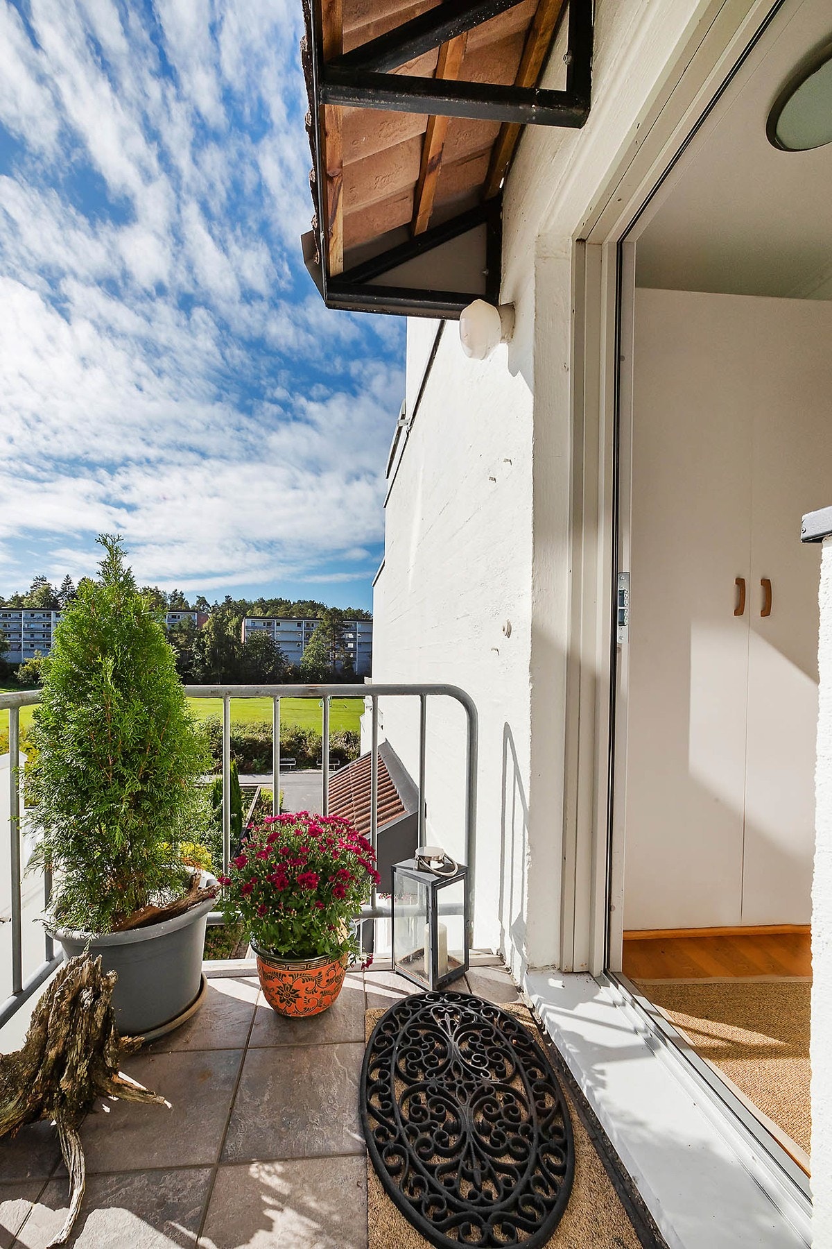 Fra svalgangen kommer man inn til boligen Galleribilde