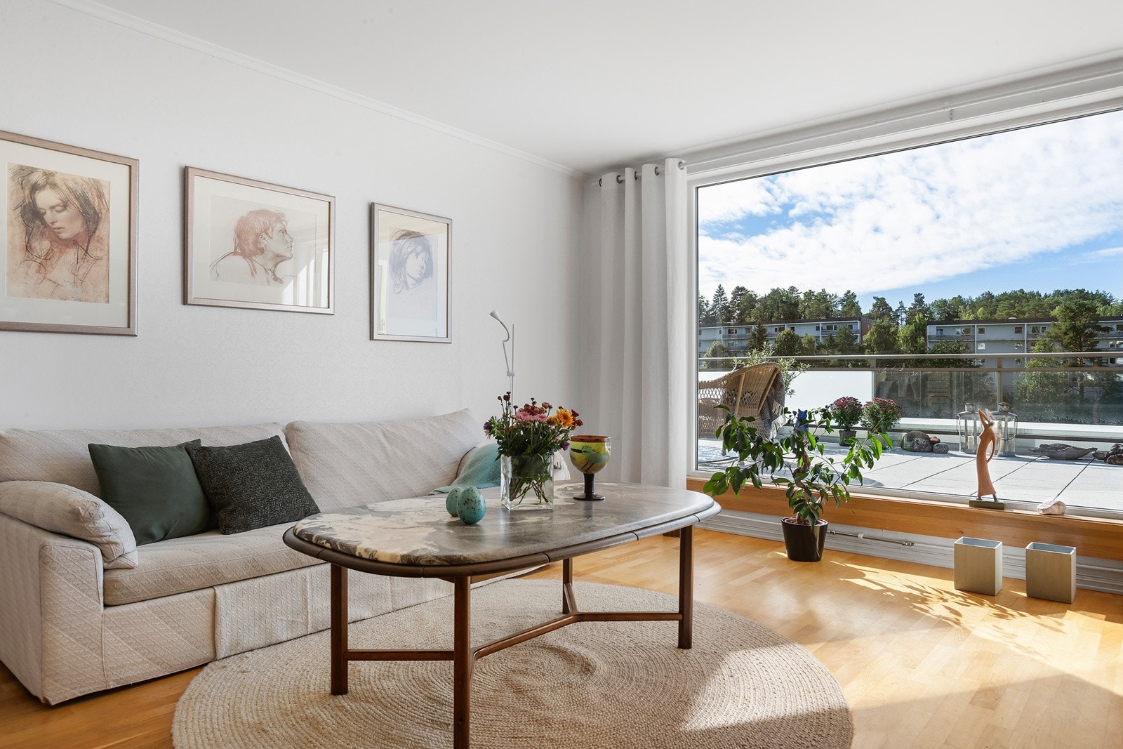 Fra stuen er det utgang til terrassen og flott utsikt fra det store vinduet som borettslaget satt inn i 2016 Galleribilde