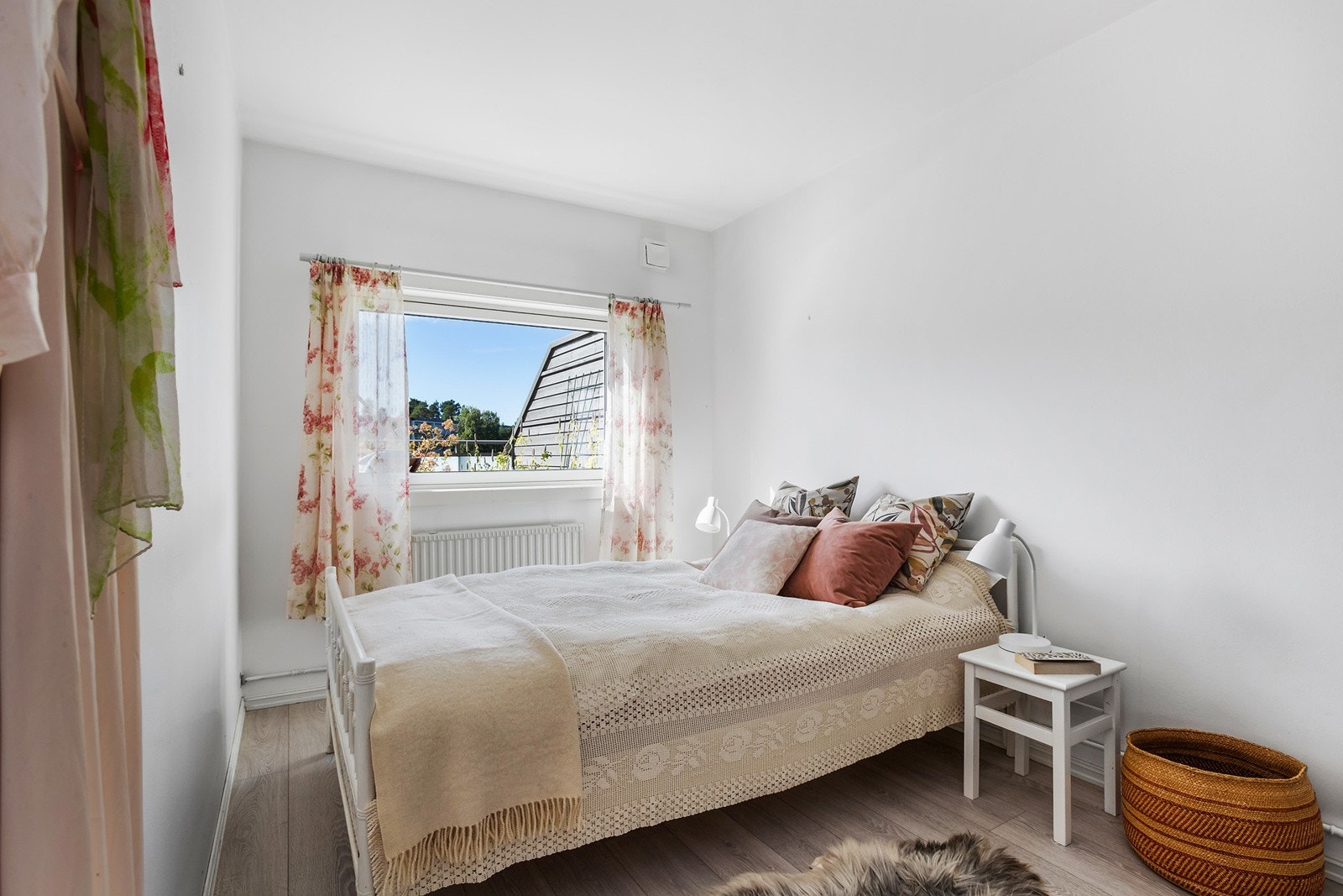 Soverom 3, et stort lyst rom med nyere gulv Galleribilde