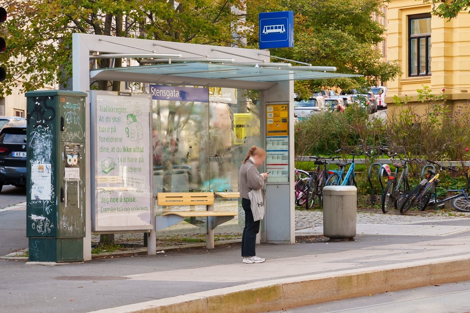 Buss og trikkestopp rett utenfor bygården. Galleribilde