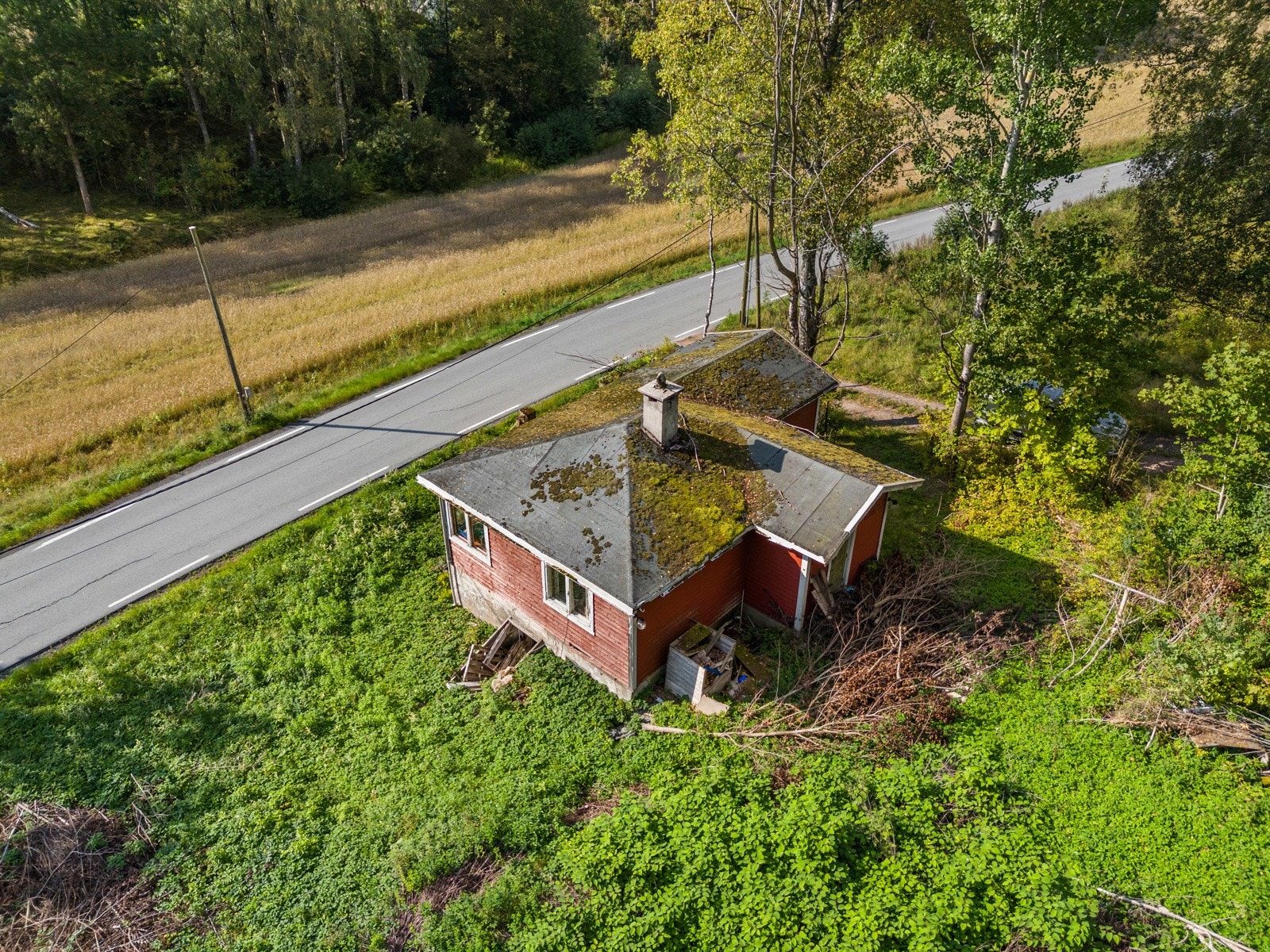 Boligen som står på tomten er i svært dårlig forfatning Galleribilde