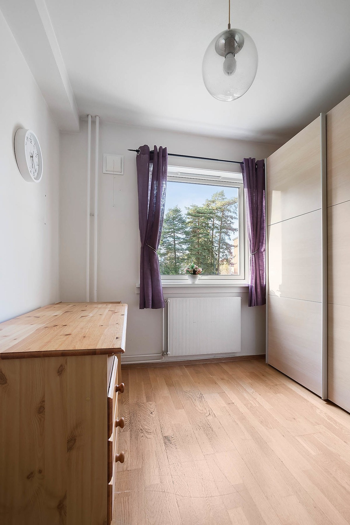 Soverommet har en stor skyvedørsgarderobe Galleribilde