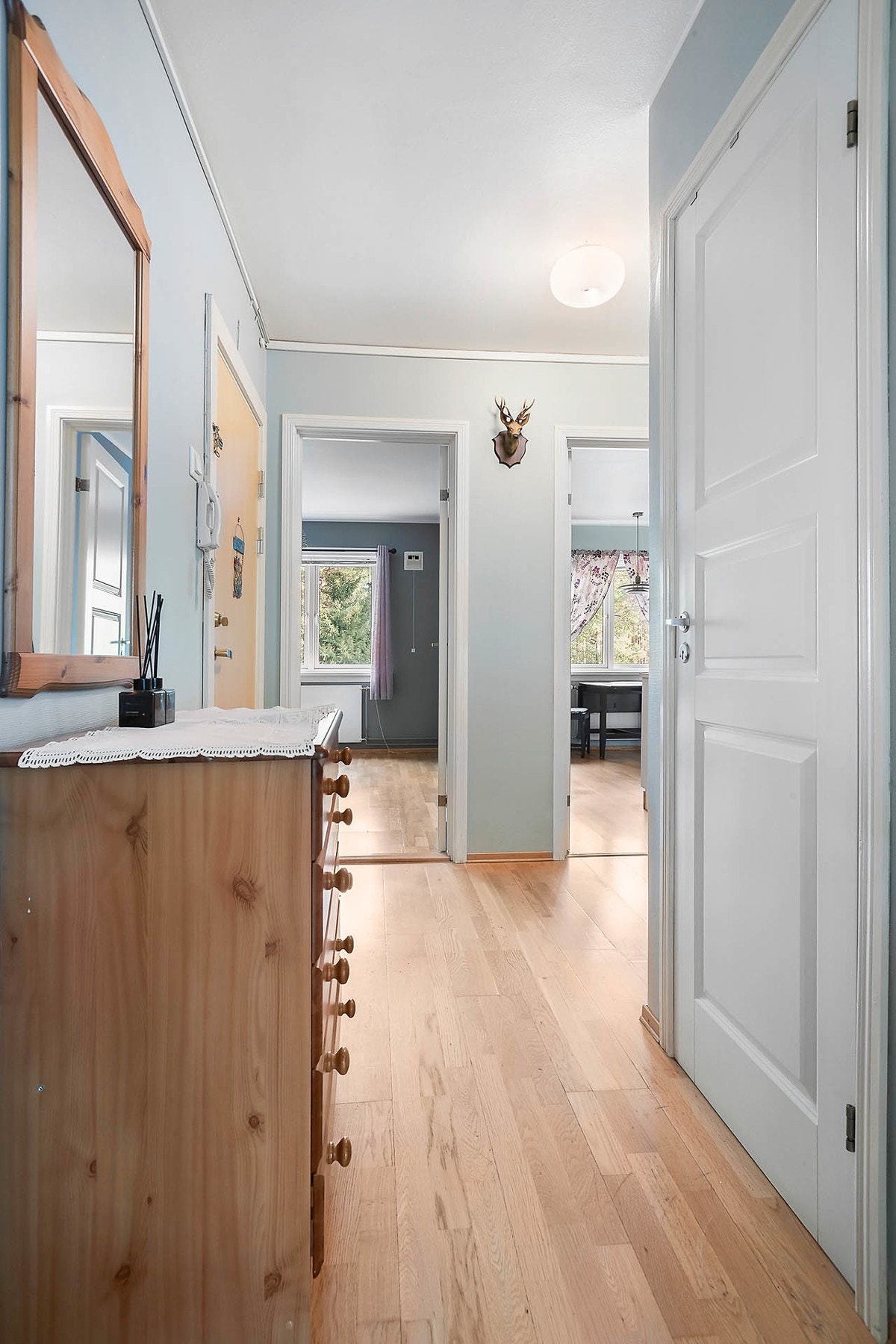 Romslig ganl med innerbod Galleribilde