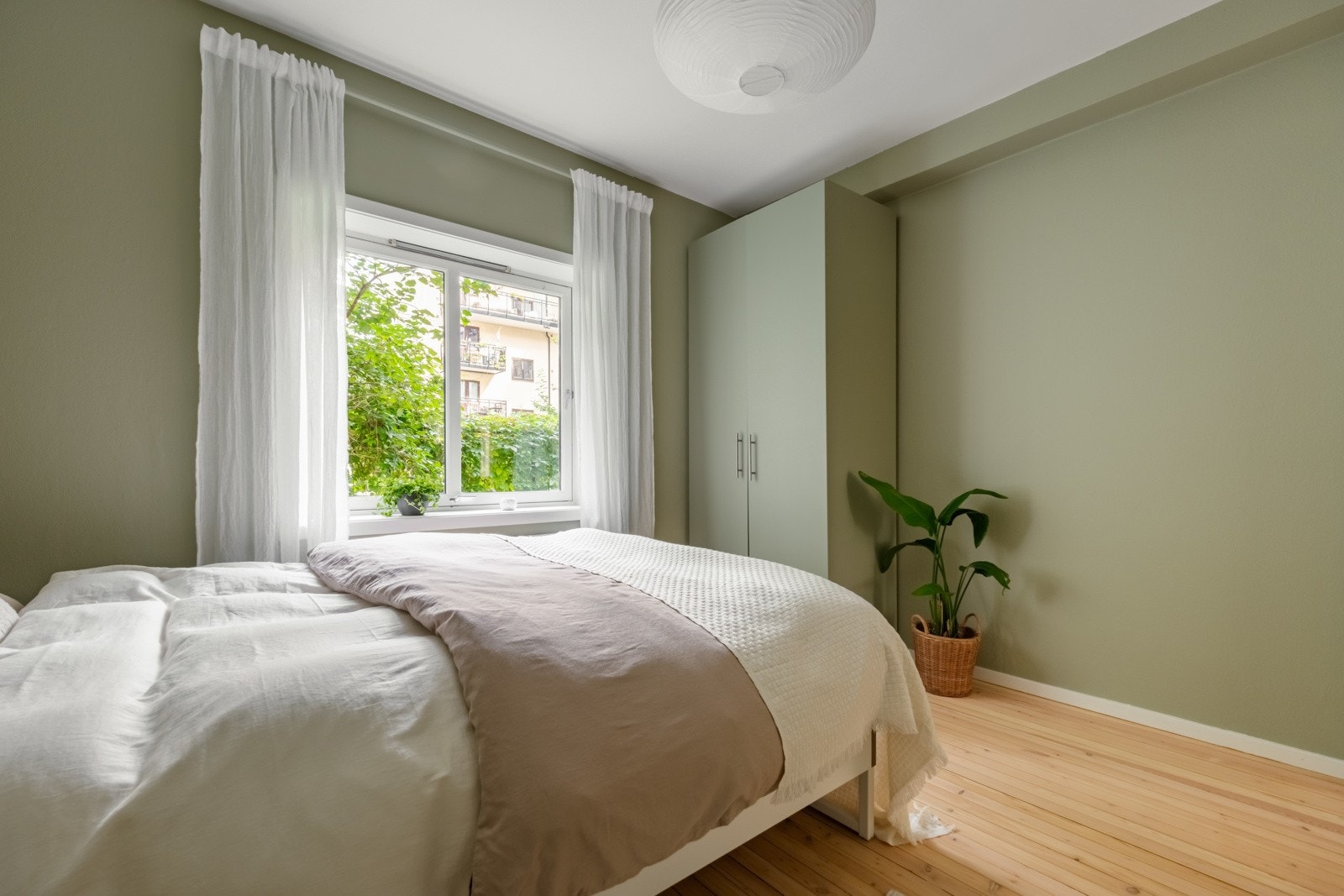 Det er svært stille i bakhagen og fra de omkringliggende gårdene, og dette er gode soverom for hvile og restitusjon hvor man også føler seg trygg og "skjermet". Galleribilde