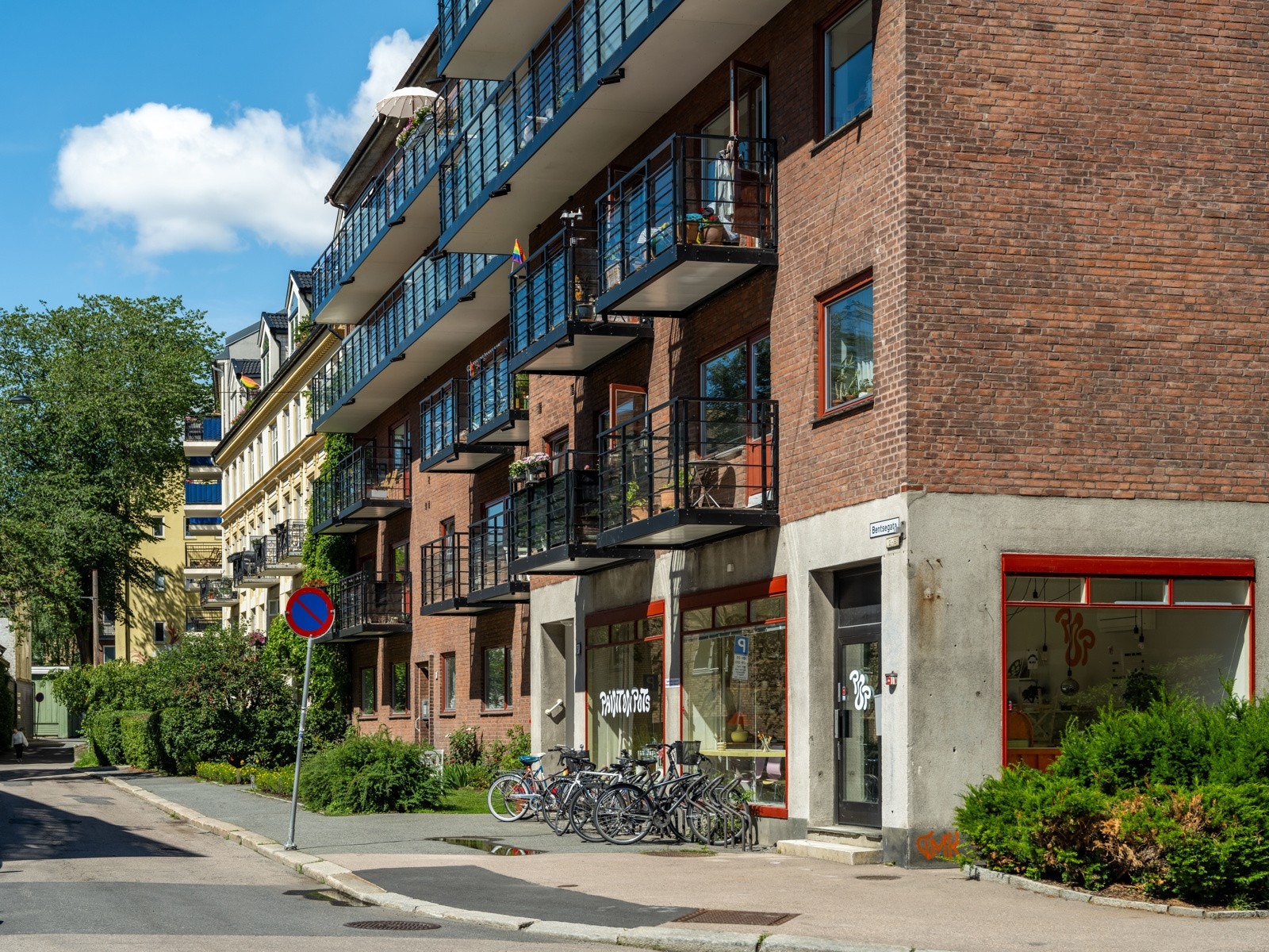 I Bentsegata bor du svært stille og rolig. På stuen og kjøkkenet vender ut mot denne trafikkstille gaten, mens soverommene inn mot bakgårdsrommet. Galleribilde
