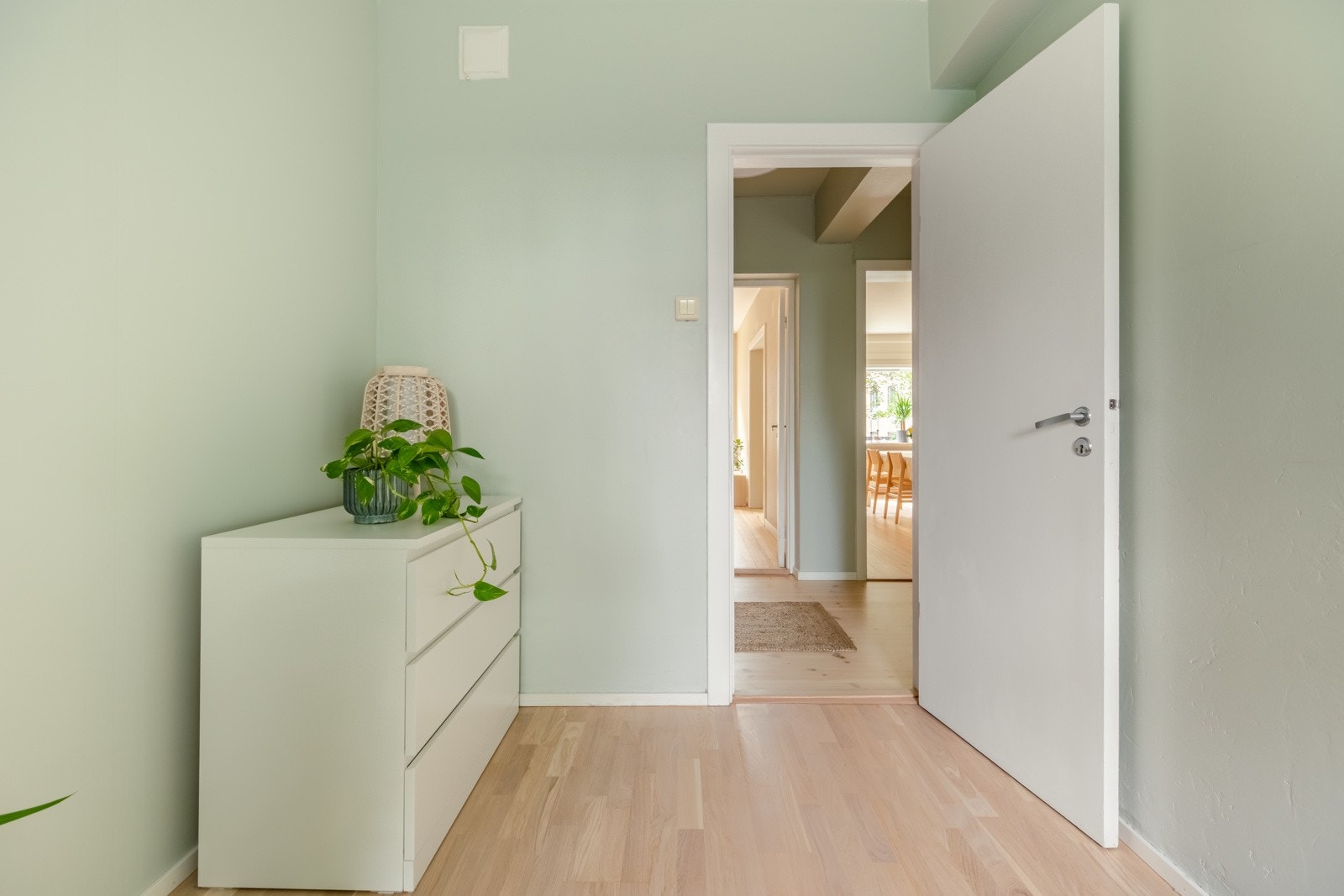 I motsetning til øvrige rom, er det lagt nyere eikeparkett på gulvet her inne. Galleribilde
