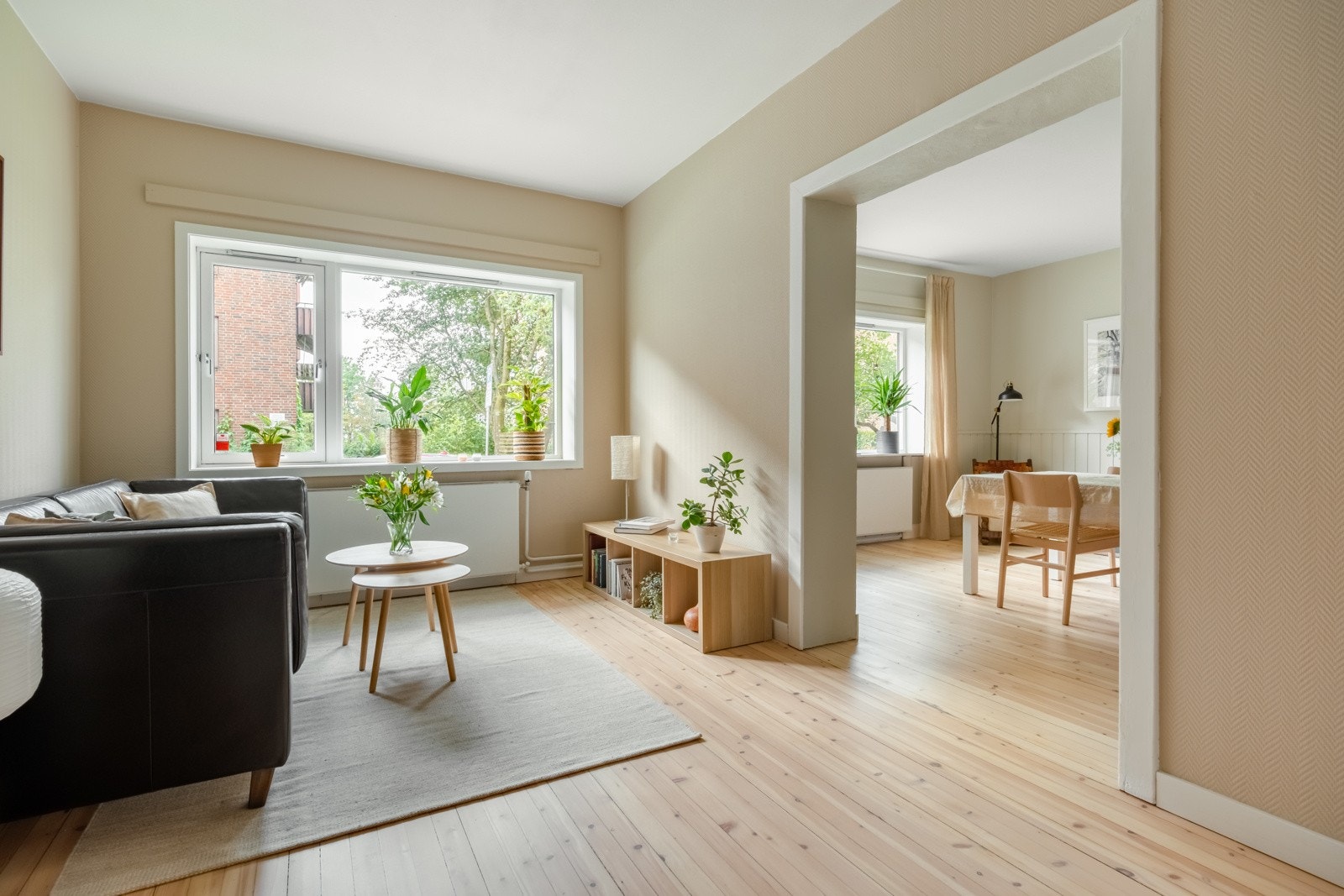 De store vindusflatene slipper inn mye dagslys. Dette bidrar til at stuen blir et svært innbydende og lyst rom. Galleribilde