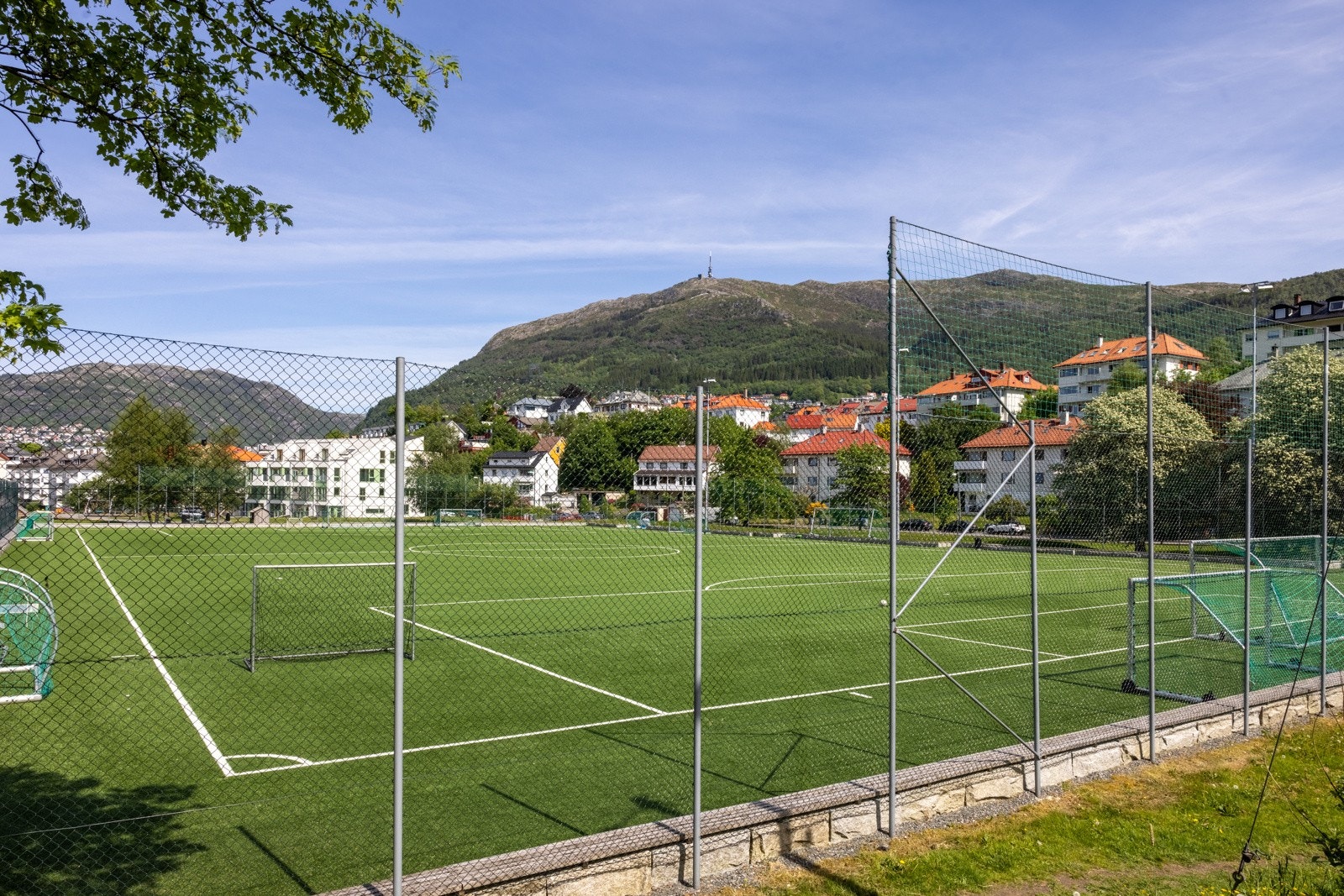 For den fotball interesserte er Raudtjern kunstgress bane i nærheten. Galleribilde