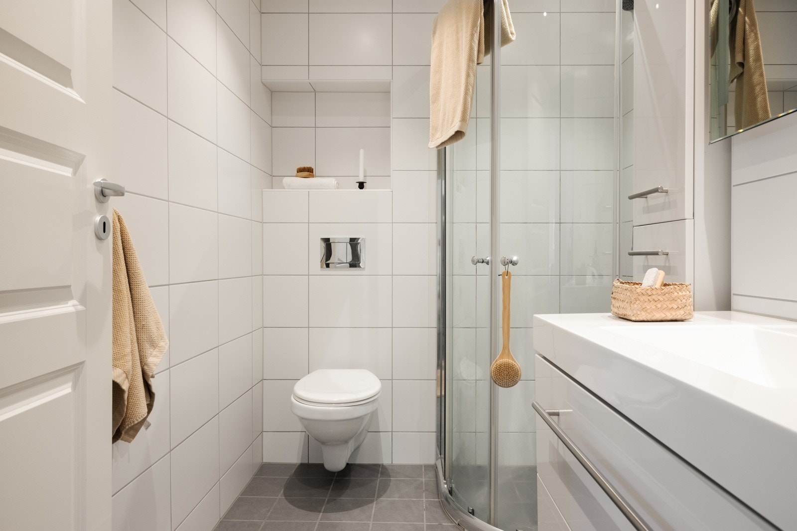 Rommet er helfliset og har innfelte downlights i himling samt varmekabler i gulv. Galleribilde