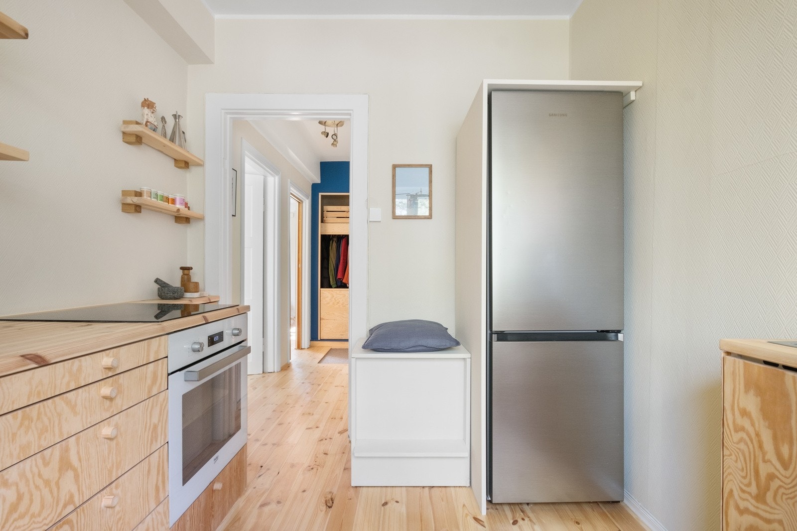 Plassbygd sitteplass med praktisk oppbevaring og god plass til stort kjøleskap. Galleribilde