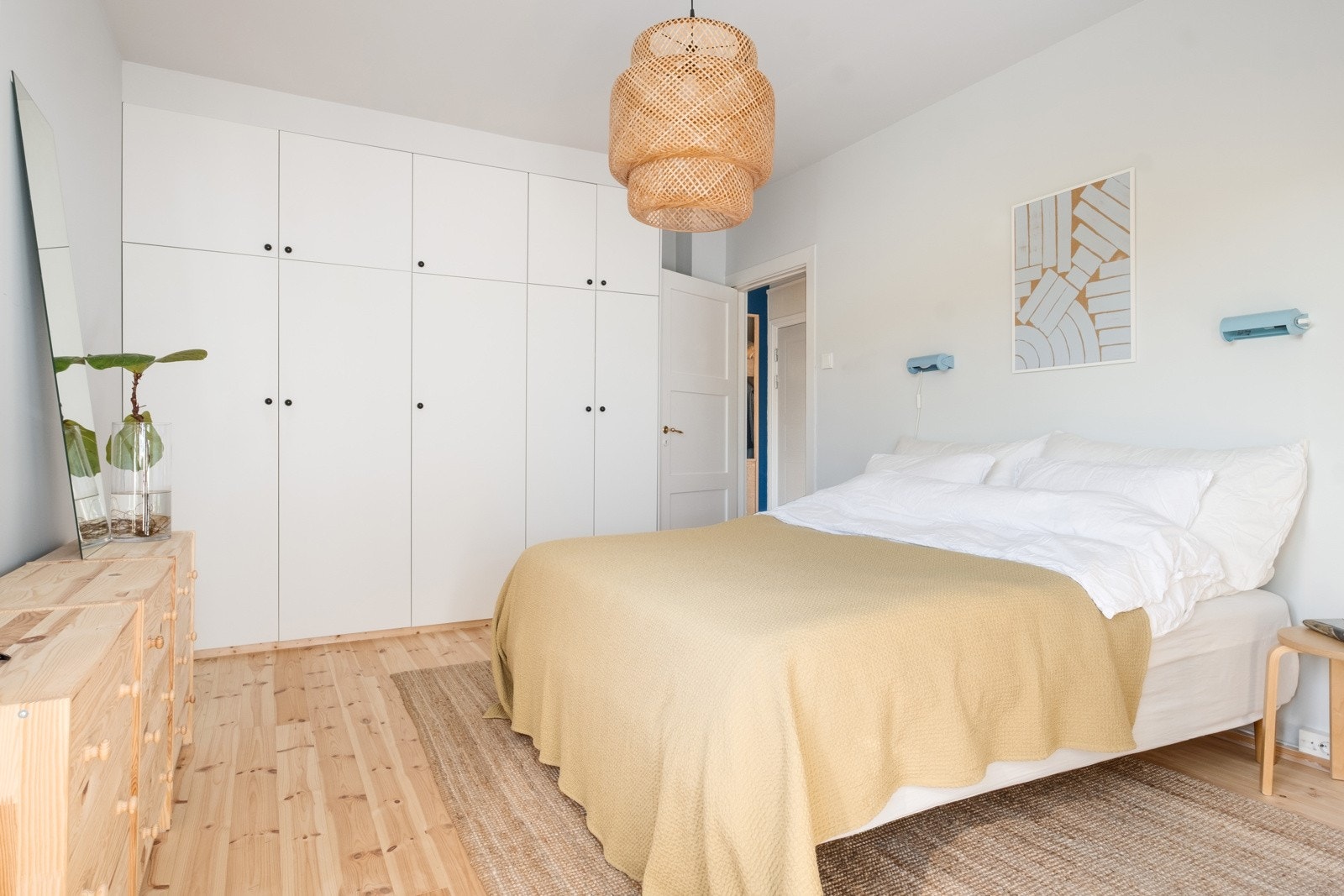 Soverom med god oppbevaringsplass. Galleribilde