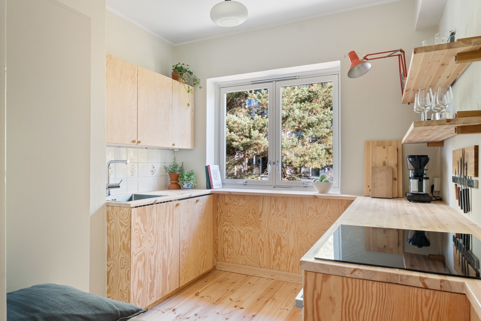 Leiligheten ligger i et skjermet område med gode solforhold, og nærhet til t-bane, trikk og buss. Galleribilde