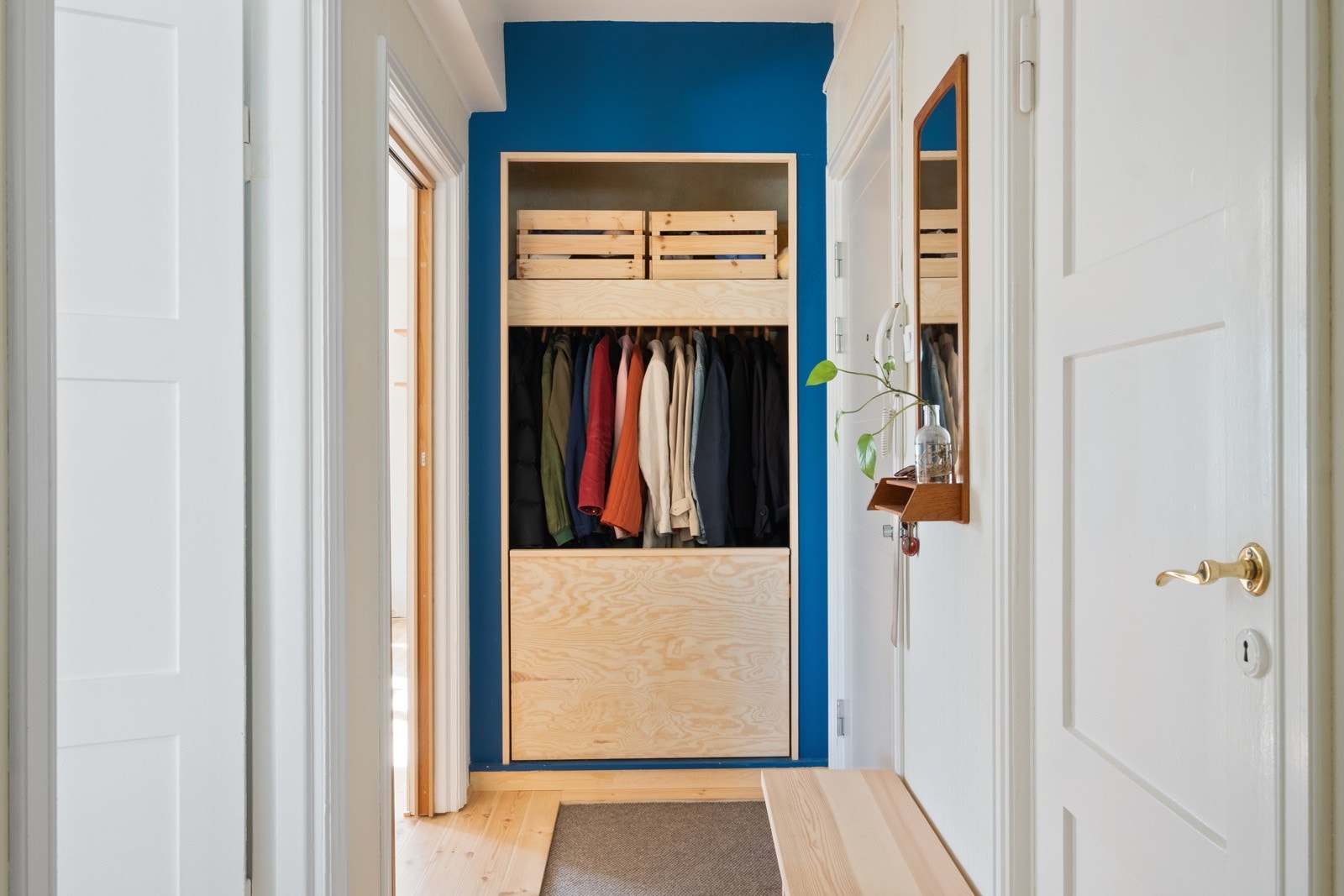 Plassbygd garderobe skap med smarte løsninger. Galleribilde