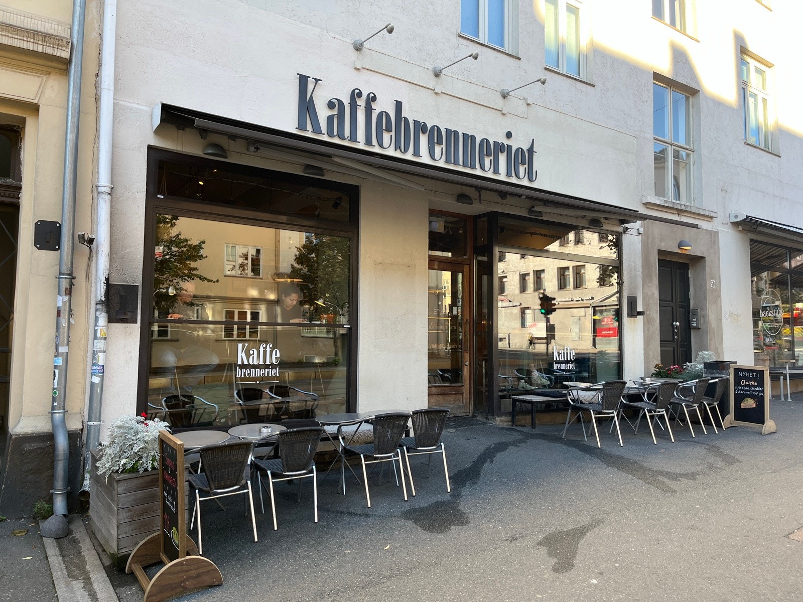 Mange hyggelige serveringssteder i nærområdet. Galleribilde