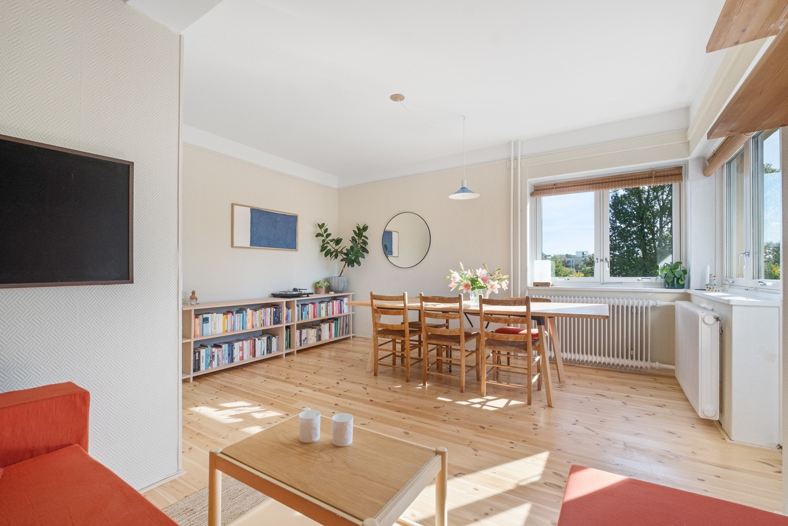 Stor og åpen stue, med god plass til stort spisebord og sofakrok. Galleribilde