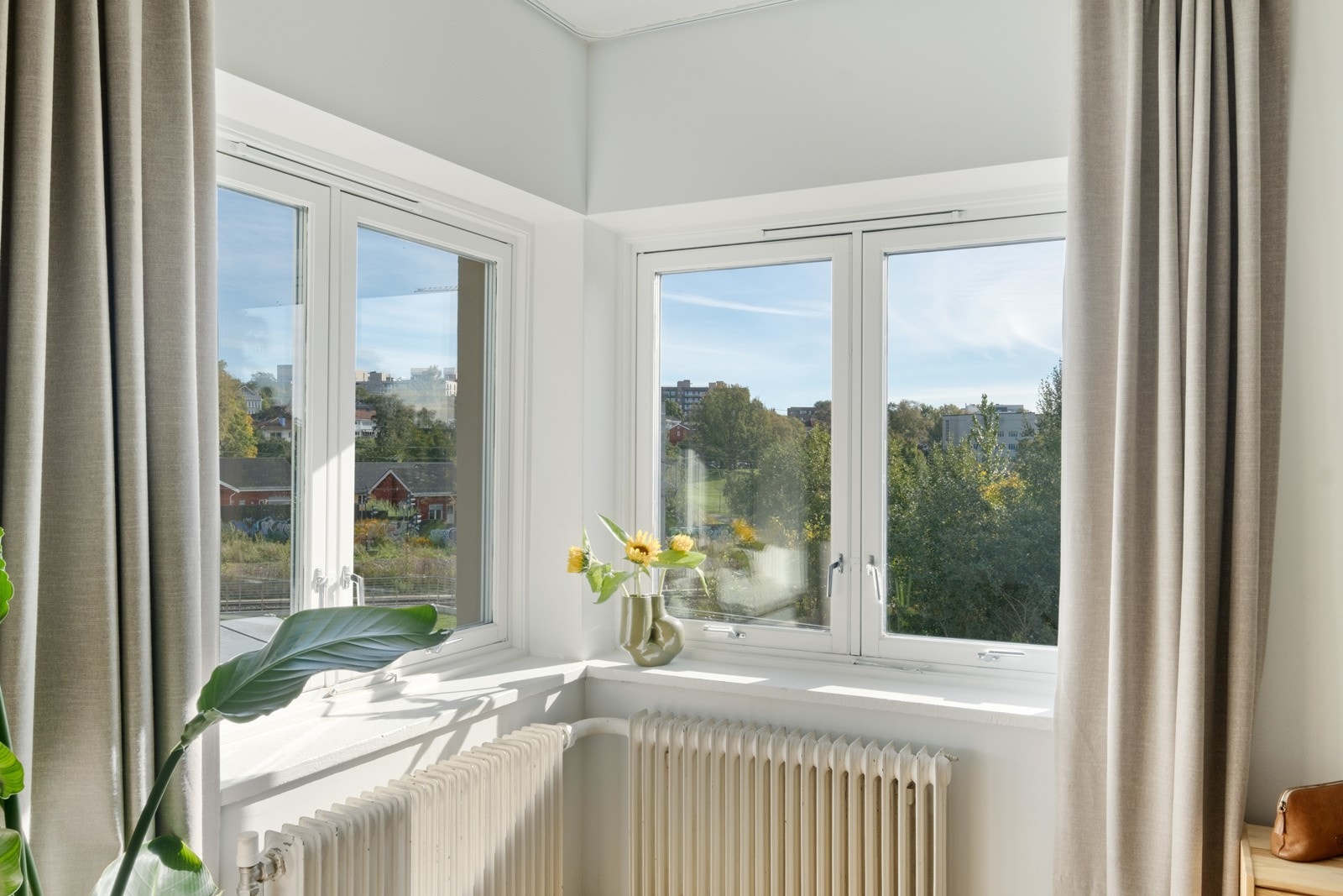 Hjørnevinduer på begge sider av bygget, skaper lysinnslipp i hele leilgheten. Galleribilde