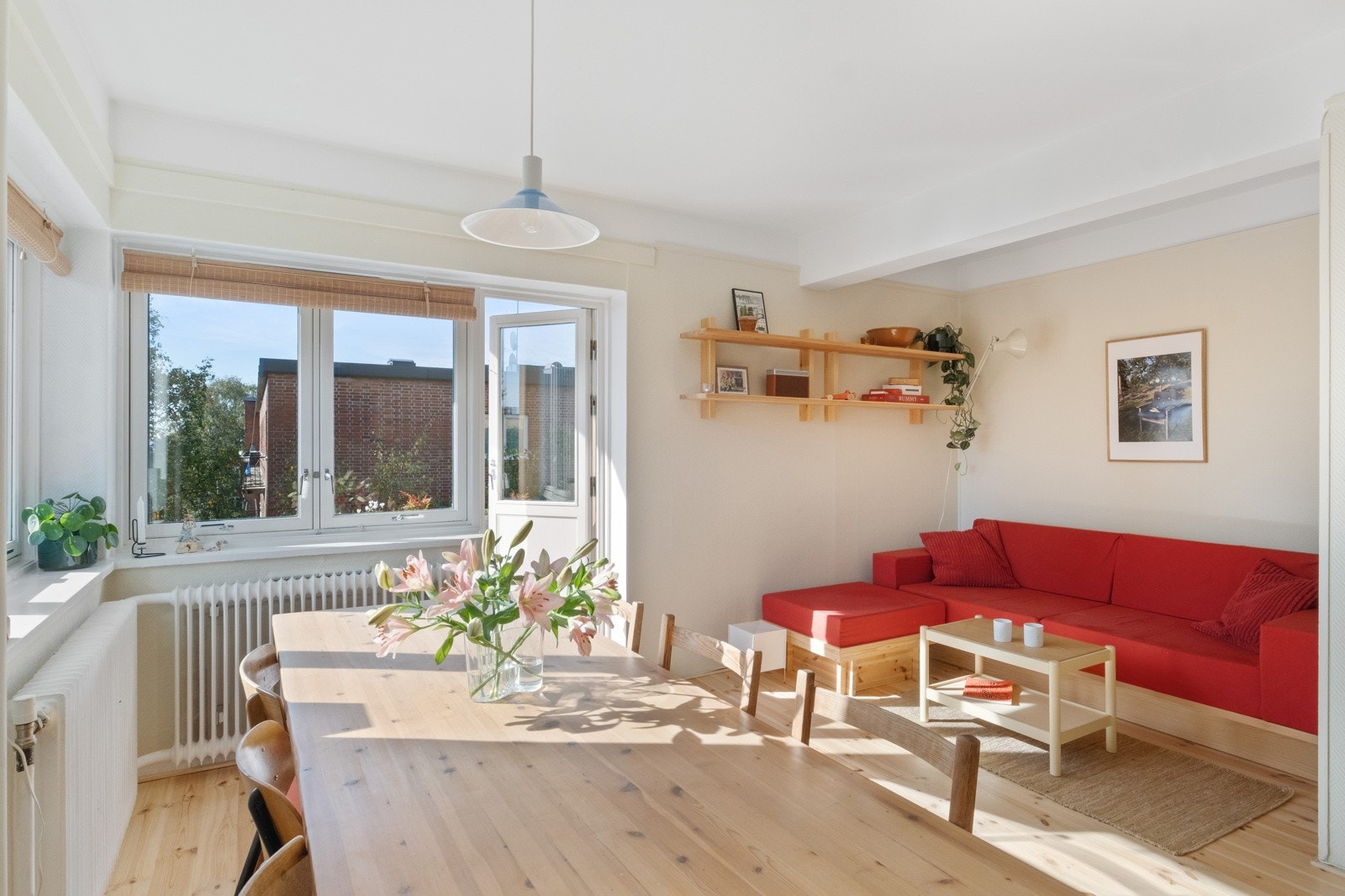 Romslig stue med store vindusflater og rikelig med naturlig lys. Galleribilde