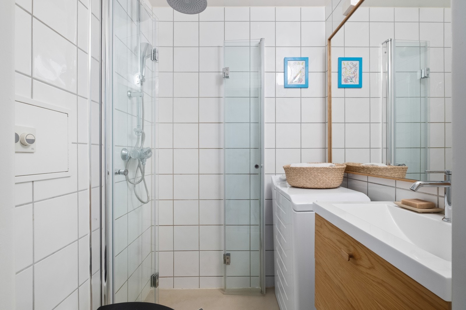 Bad rehabilitert i regi av borettslaget. Det store speilet gir en god romfølelse. Galleribilde