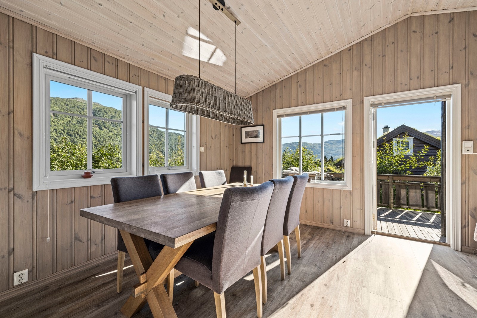 Fra stuen er det utgang til terrasse Galleribilde