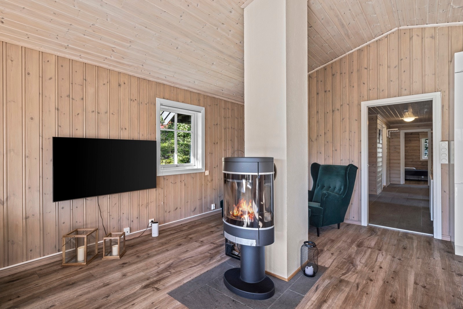 I stuen er det også montert vedovn Galleribilde