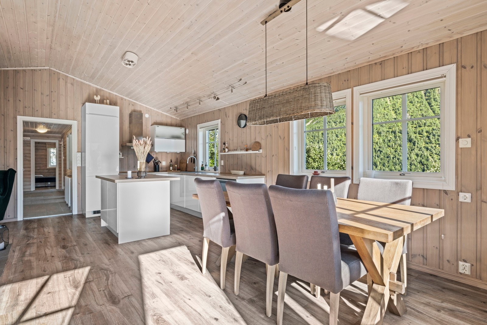 God plass til salong og spisebord Galleribilde