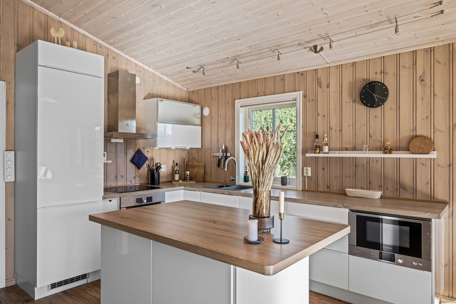 God skap- og benkeplass, og montert komfyrvakt Galleribilde