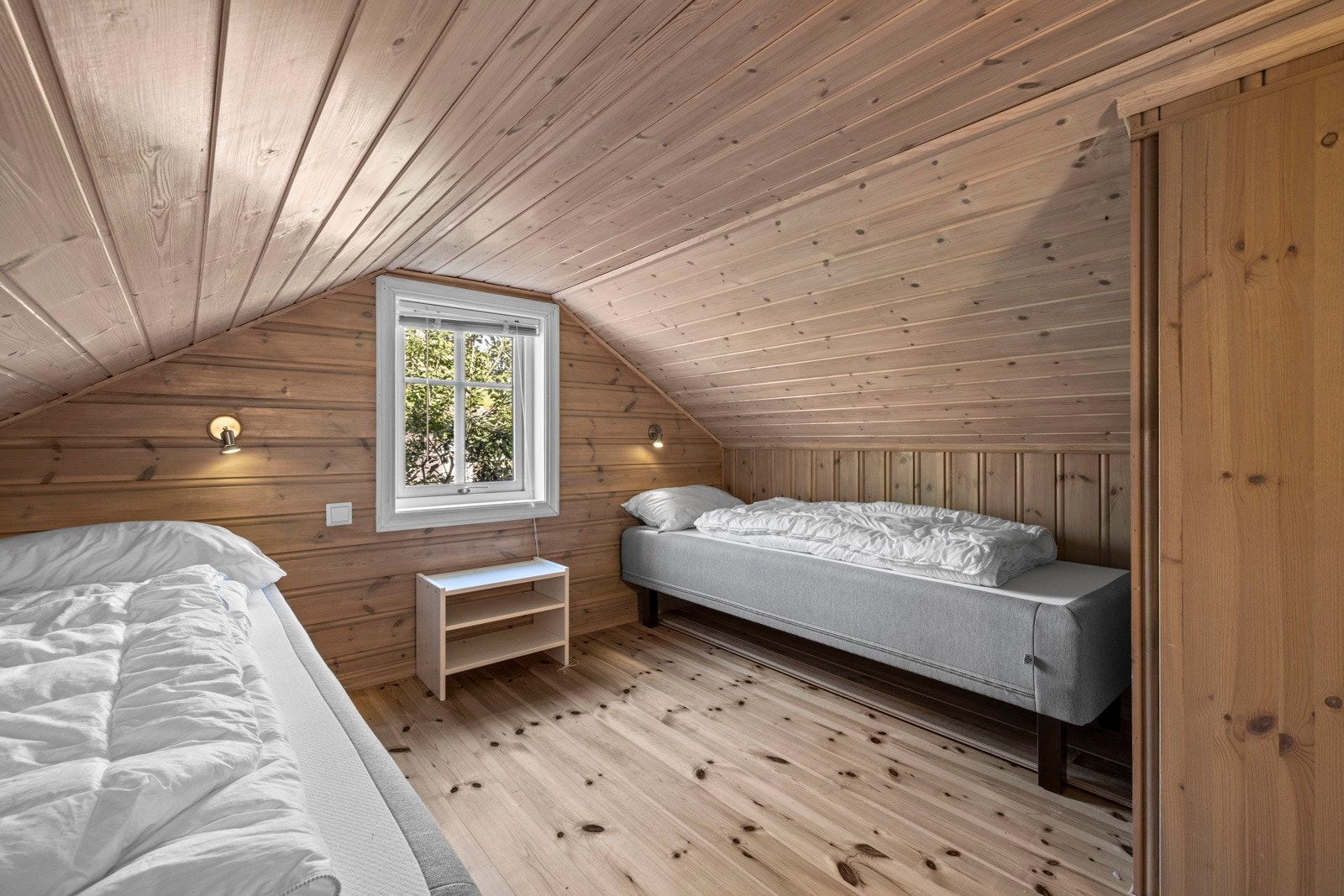 Hemsen har tregulv, og behandlet panel på vegger Galleribilde