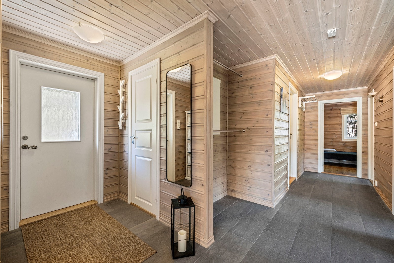 God plass til klesoppheng og annen oppbevaring Galleribilde