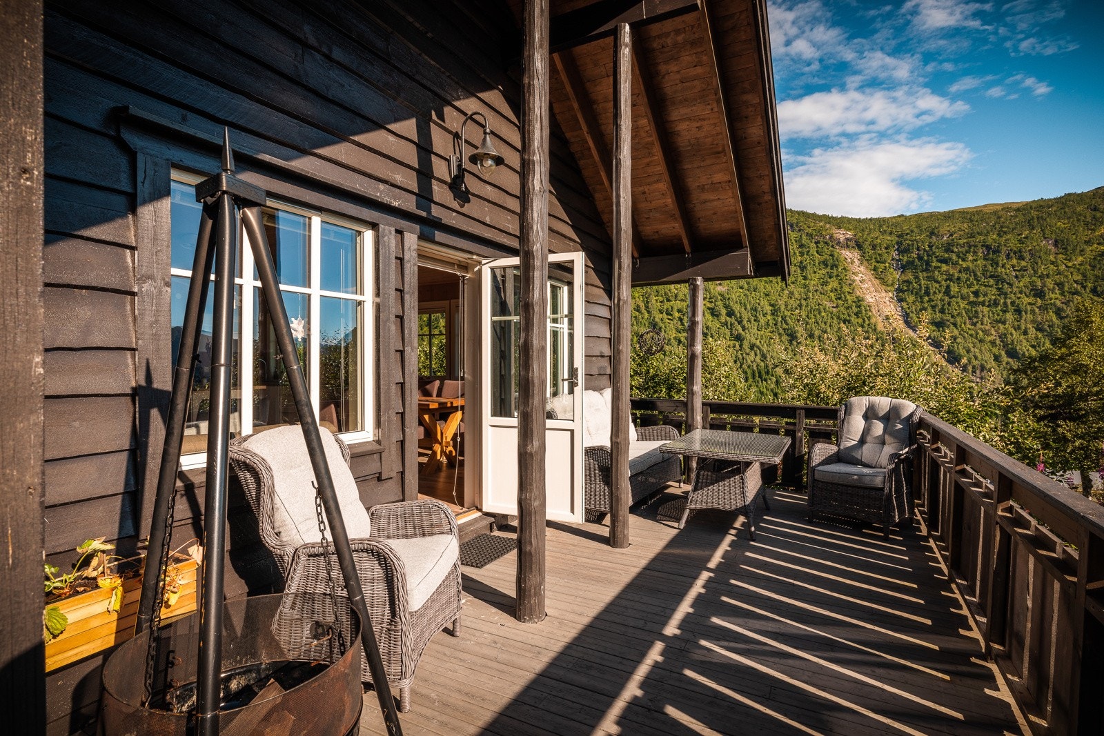 Terrassen er på 19 kvm med god plass til utemøblement Galleribilde