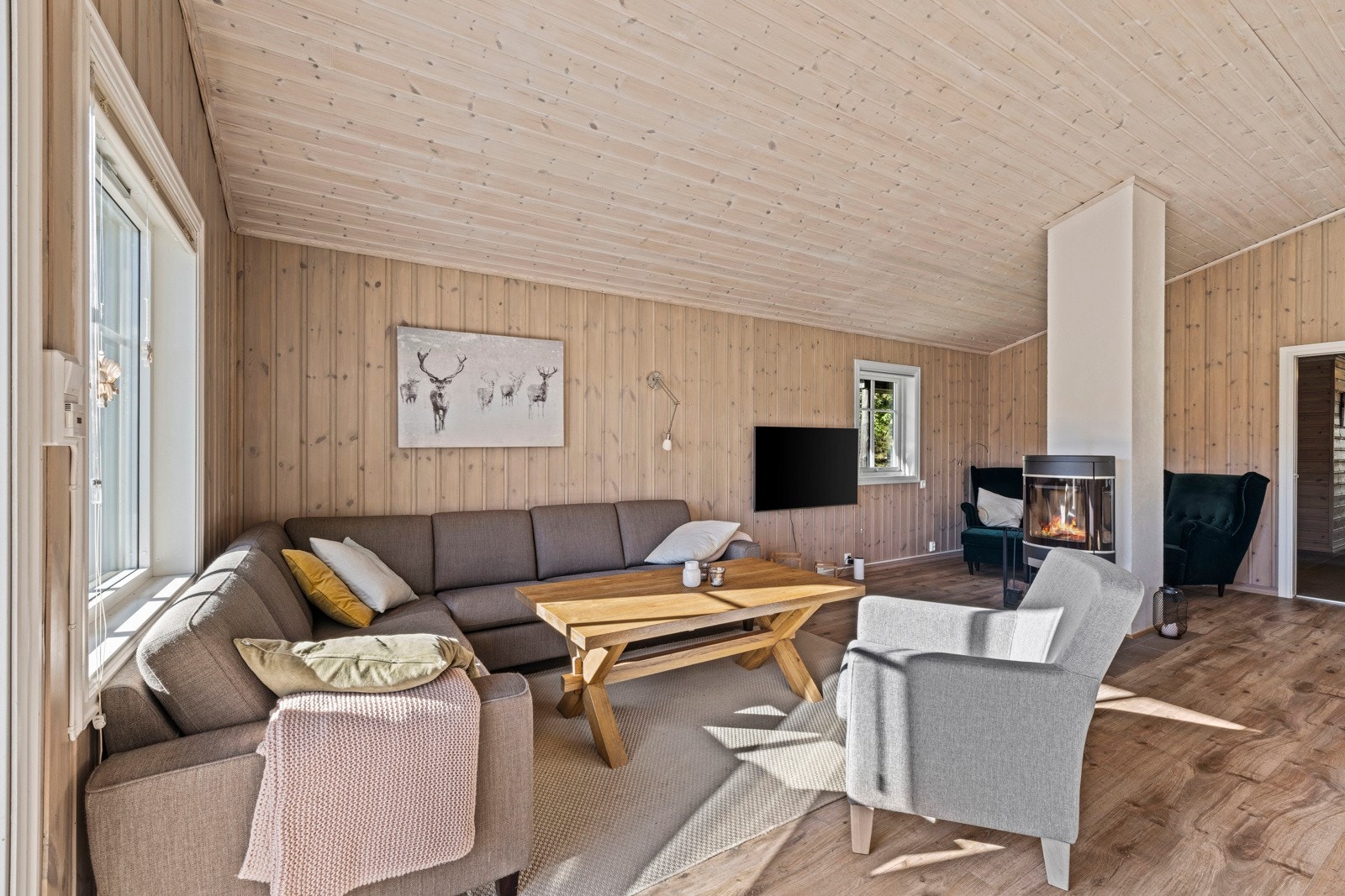 Det er lagt laminat på gulv, og på vegger er behandlet panel som gir et flott hyttepreg Galleribilde