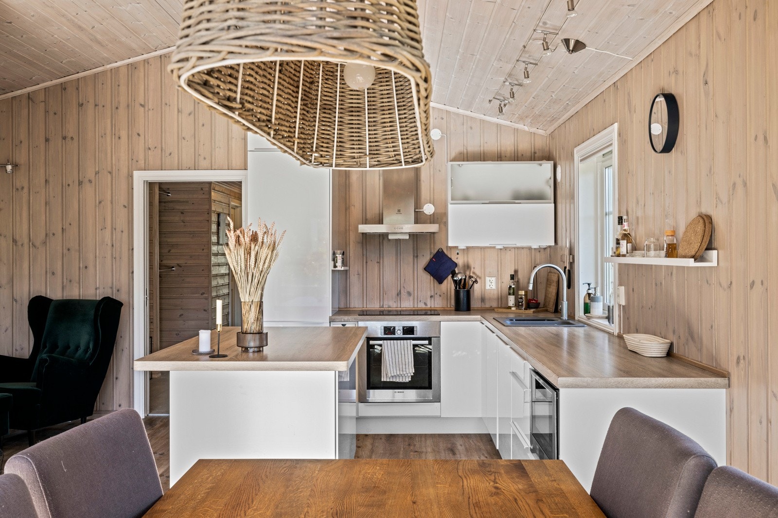 Pent kjøkken med IKEA-innredning og praktisk kjøkkenøy Galleribilde