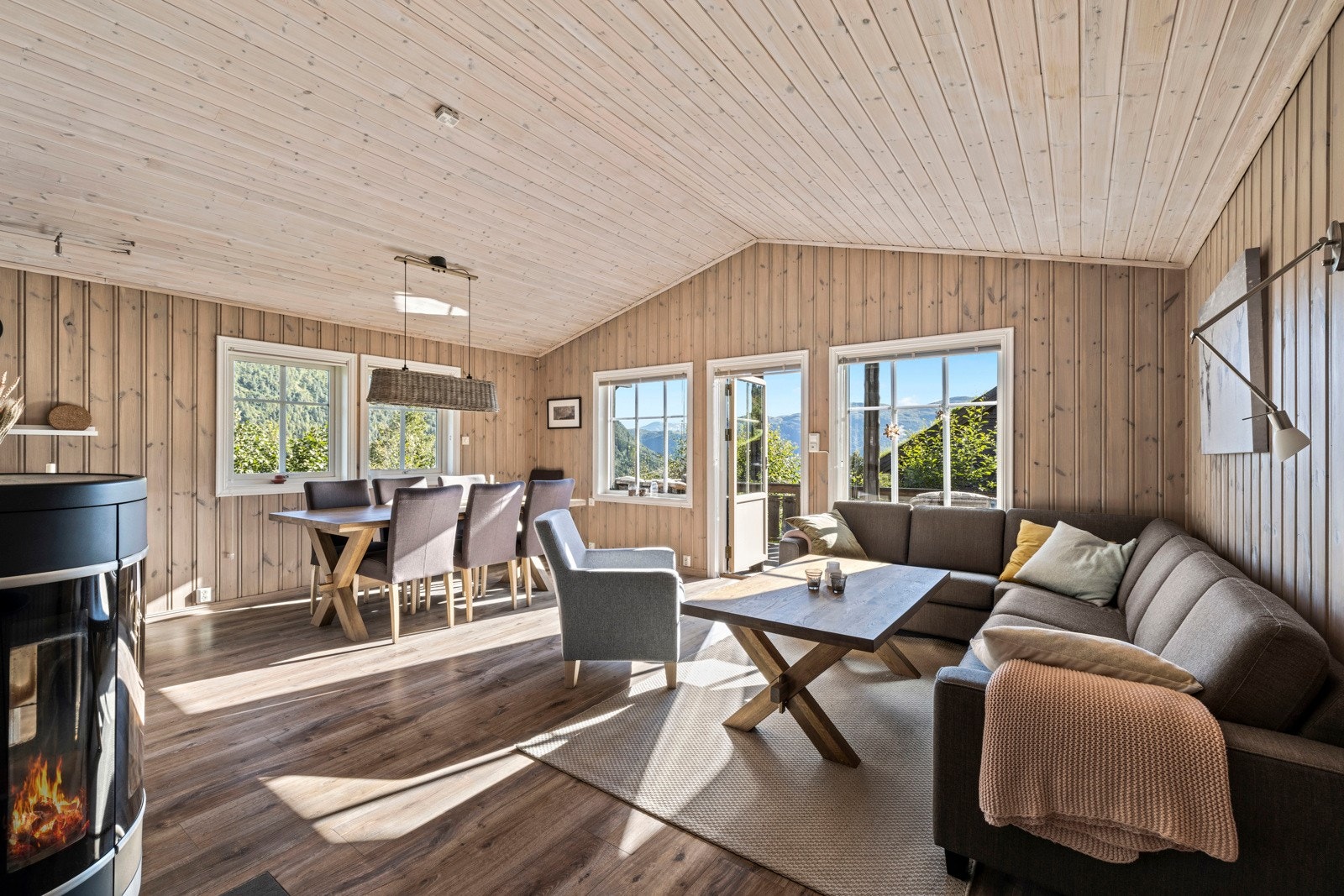 Romslig og luftig stue med god takhøyde Galleribilde