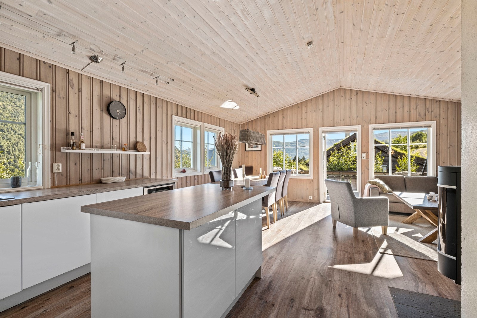 Åpen løsning mellom stue og kjøkken Galleribilde