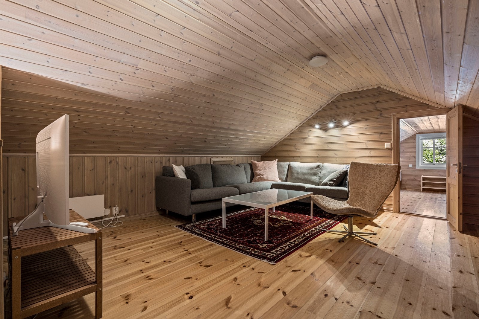 Fra entré går vi opp i loftsetasje, hvor vi finner to hemsrom med gulvareal på 33 kvm Galleribilde