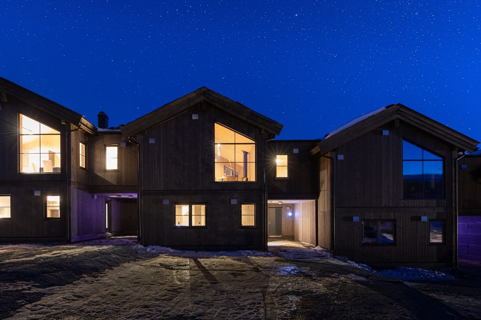 Fasade med carport og utvendig parkeringsplass. Galleribilde