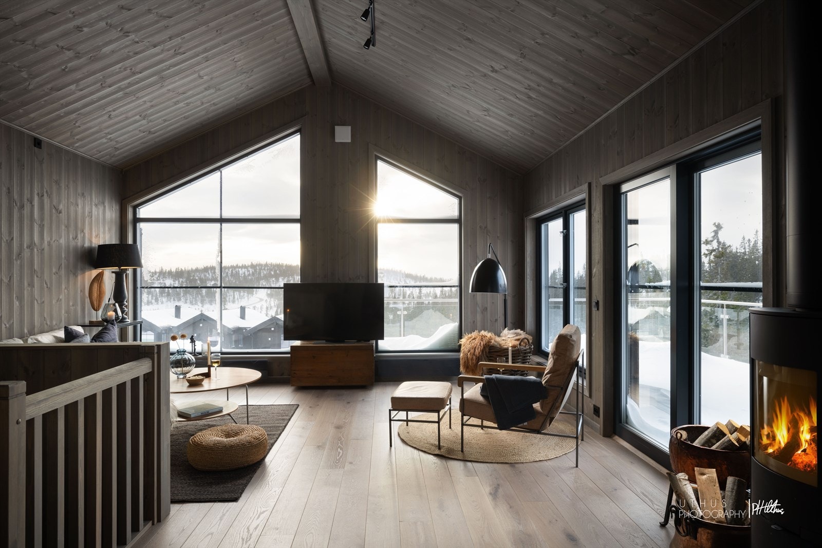 Alle bildene i denne annonsen er tatt fra en nabohytte som er levert i samme stil og planløsning som denne modellen. Hyttene leveres ikke møblert. Galleribilde