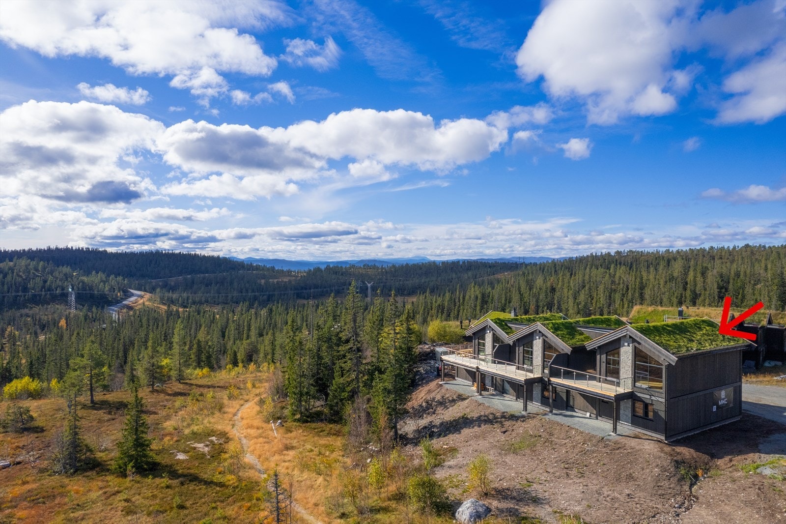 Velkommen til Nedre Bukkespranget! 2/3 solgt, siste hytte er inflytningsklar, markert med rød pil. Galleribilde